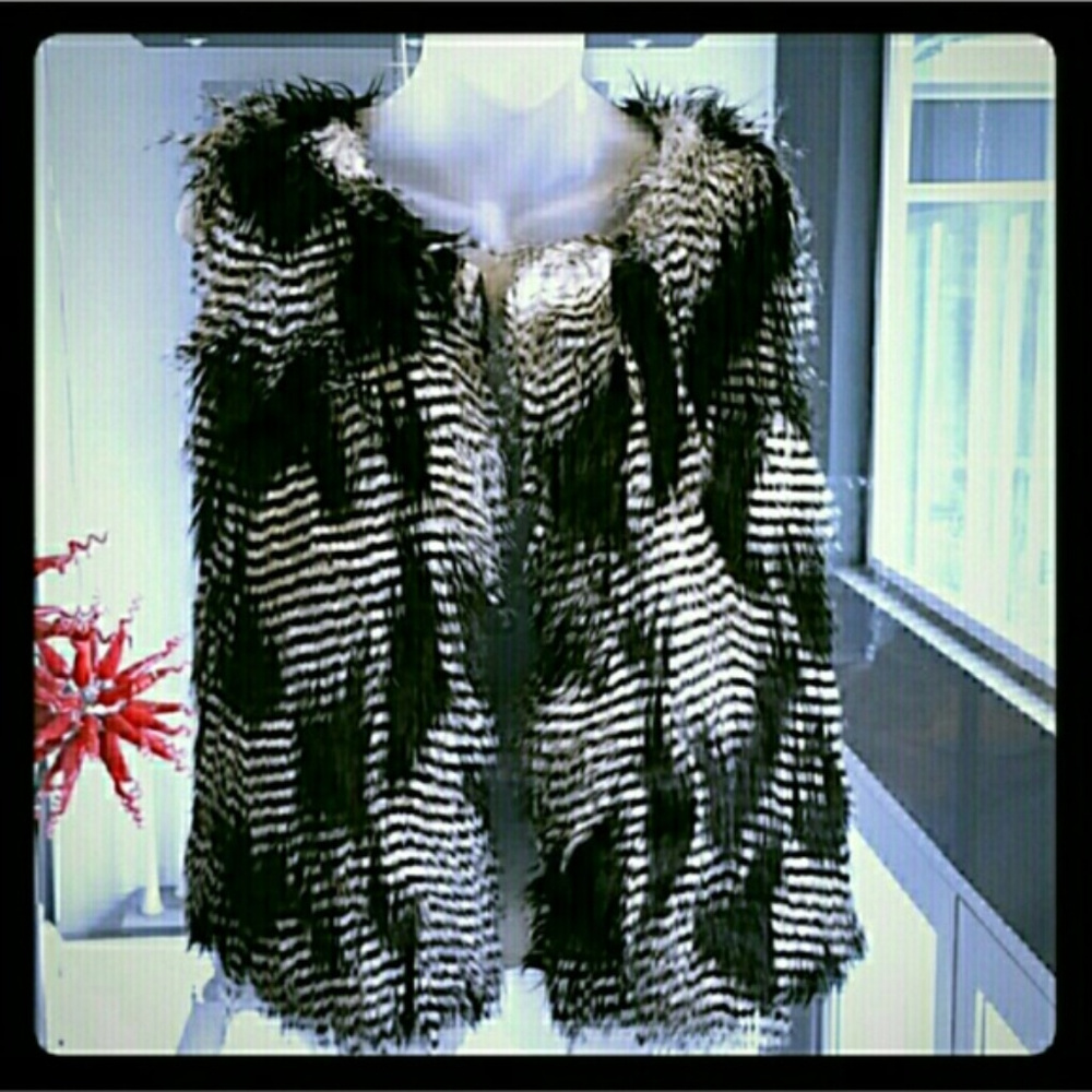 BLACK & WHITE FAUX FUR VEST Fall Trend Chic - Picture 2 of 3